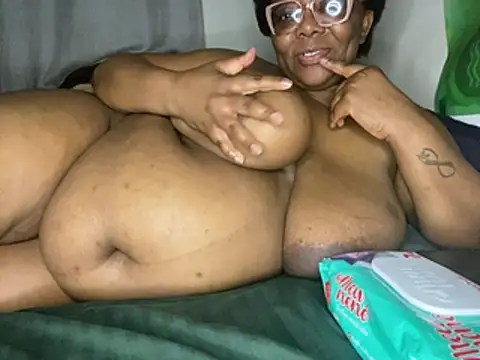 BoobsQueeen webcam