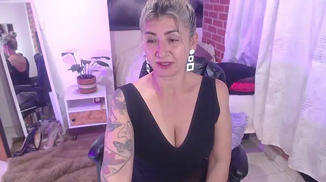 agnes_blackmoree (F mature) - fuck pussy and squirt