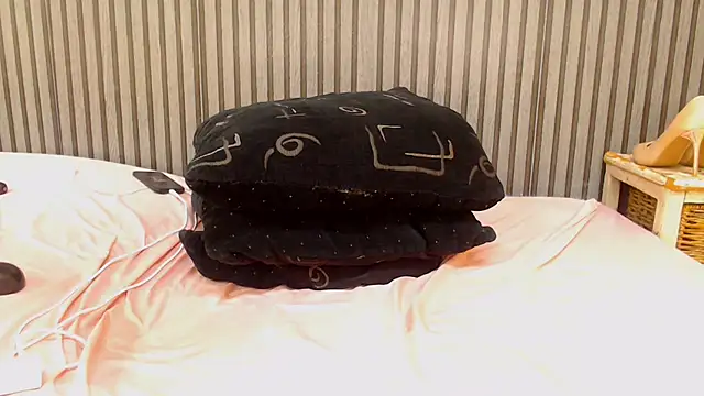 ROYALASS25 webcam
