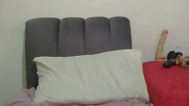 sluttylaura21 webcam