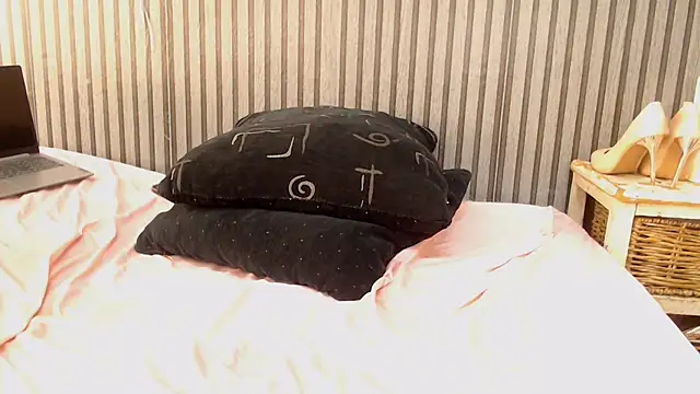 ROYALASS25 webcam
