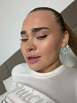 MonicaWestt webcam