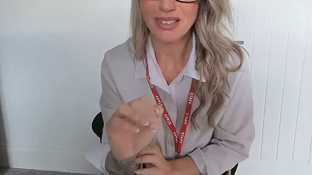 Miss_lateforclass webcam