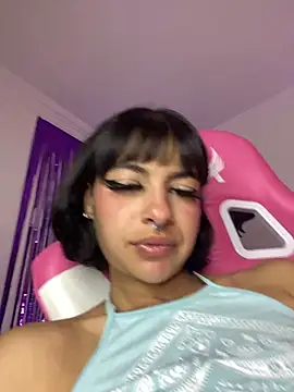 Larah_bell_uwu webcam