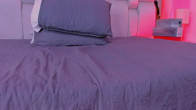 Radiant_Naomi webcam