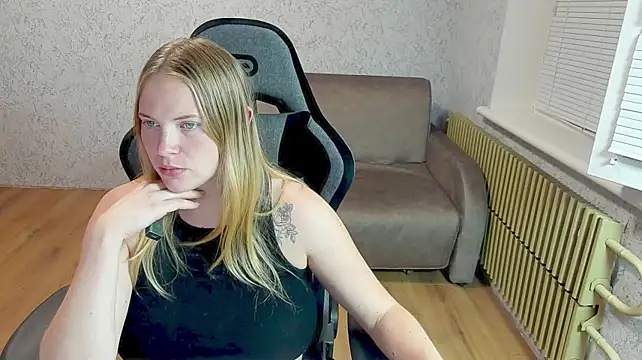 NikkyReyyy webcam