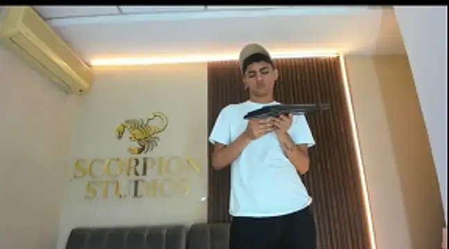 Charlie_Scorpion webcam