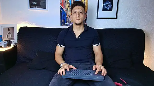 SR_EMILIOCUM live cam on StripChat