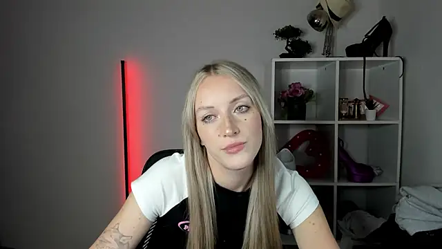 EvelynBlond webcam
