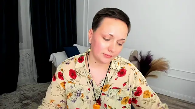 GoldenHazee live cam on StripChat