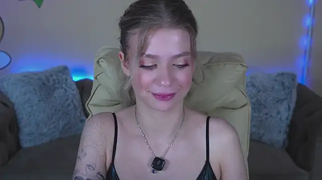 SunnyLay live cam on StripChat