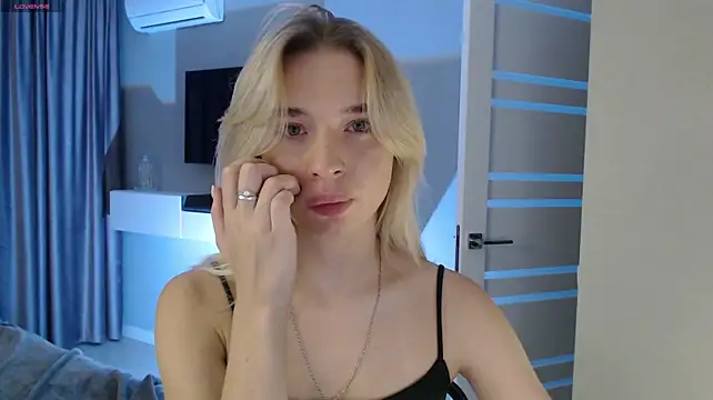 Emily_Hartt webcam