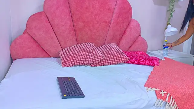 Miia-Monroee webcam