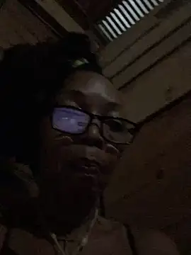 Ladyzee25 live cam on StripChat