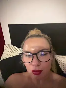 BlondeBambi live cam on StripChat