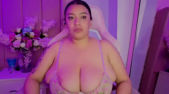 MollyBigBoobs12 webcam
