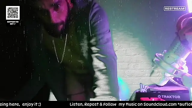 Guyst049 webcam