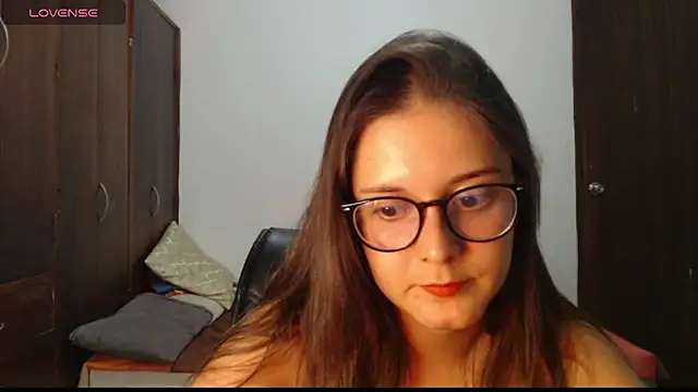 madieelorez (F young) - Takeoff your bra and play with your tits
