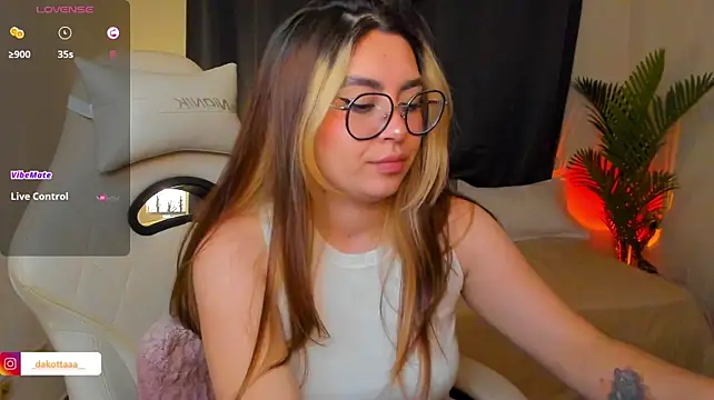 dakottaa_ live cam on StripChat