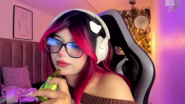 Kitty_Gang live cam on StripChat
