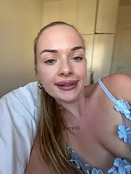 elenarebelle (F young) - Blowjob + plug + 2 videos