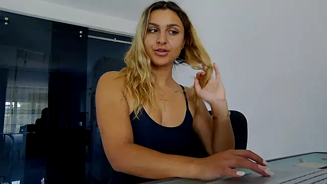 NicolePlay live cam on StripChat