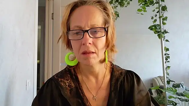 LioraWeiss live cam on StripChat