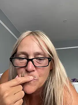 Blondnboujee53 live cam on StripChat