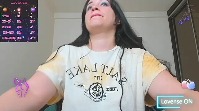 GoldenLunaa live cam on StripChat