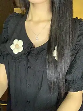 Nhinhi18 live sex cam