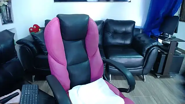 MeganMilF2 live cam on StripChat