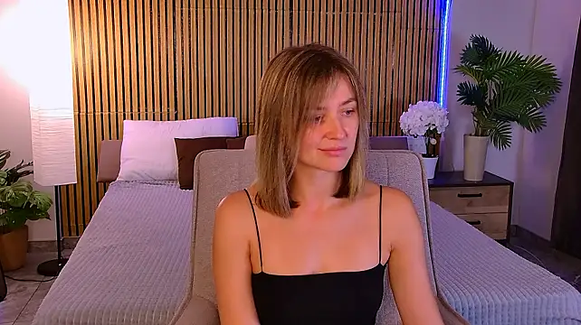 EmeraldGlow live cam on StripChat