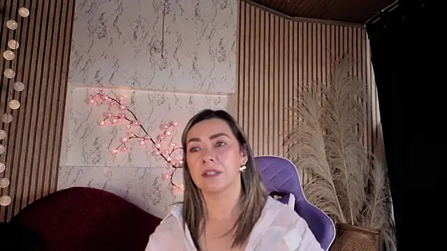 Isabella_lt live cam on StripChat