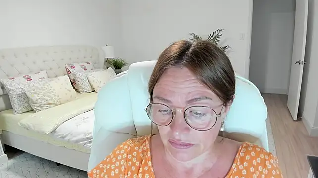 Vika73 live cam on StripChat