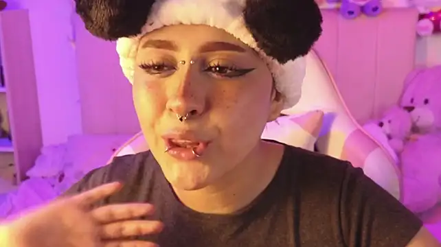 NekoWaifu live cam on StripChat