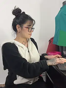 Esmeralda_hairy live cam on StripChat
