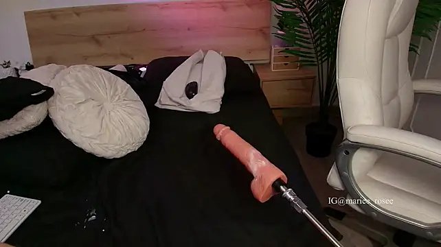 Mariee_rosee live cam on StripChat