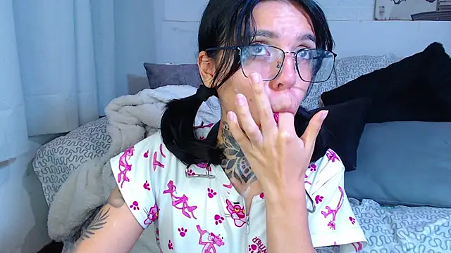 Lunai_gh live cam on StripChat