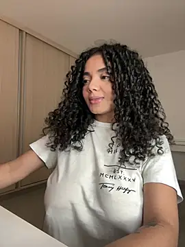 Curlyierr live sex cam