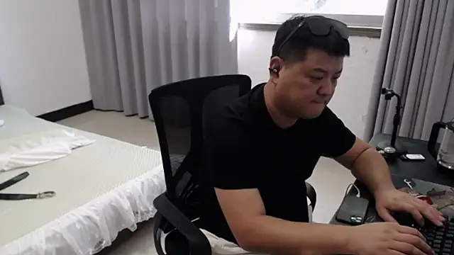 zhang1118 live cam on StripChat