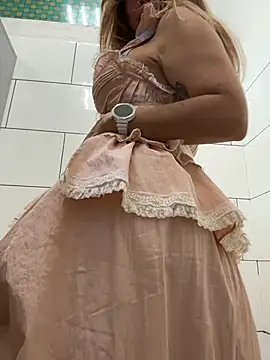 Jucie_Boom live cam on StripChat