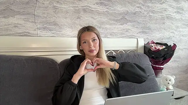 PearlCiccarone live cam on StripChat