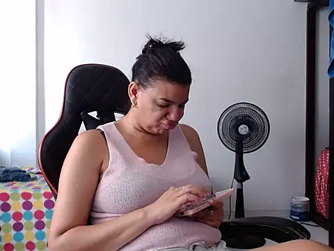 Adriana_0312 live cam on StripChat