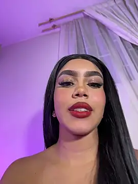 Tyra_malkovaa live cam on StripChat