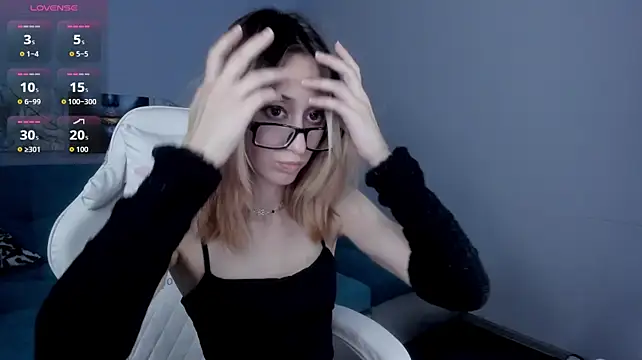 College_Girl_18 live cam on StripChat