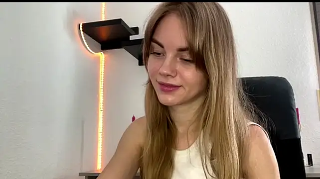 SunnyStrike live cam on StripChat