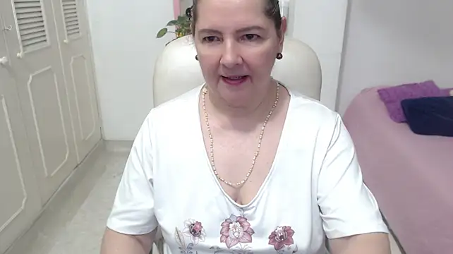 leonela_69 live cam on StripChat