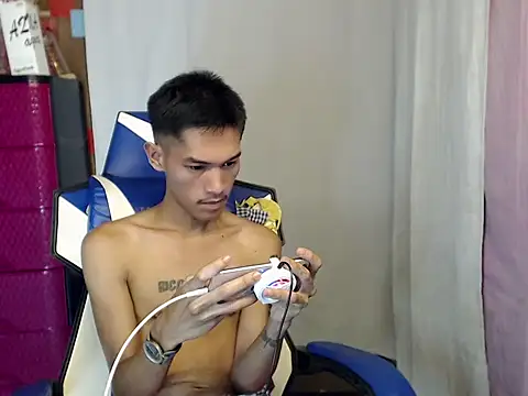 riks_tyler live cam on StripChat