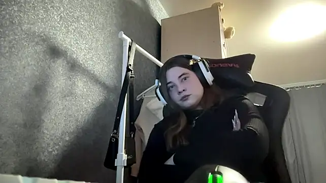 DellaSarratt live cam on StripChat