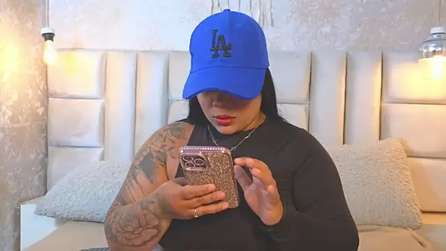 EmilyQueen3x live cam on StripChat